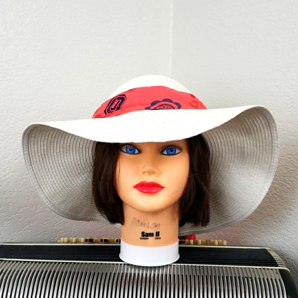 AMAZING WHITE LARGE BRIM FLOPPY SUN HAT W/PINK & FLOWY ACCENT SCARF